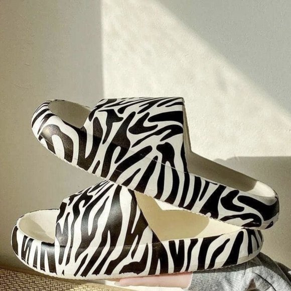 Insanely Comfy Slides - Picture 3 of 3